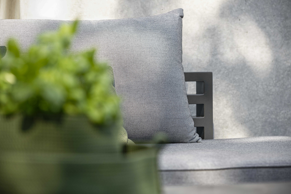 STERN Lounge/Liege NEW HOLLY Aluminium anthrazit Textilen silber/Kissen 100% Polyacryl seidengrau STERN Lounge/Liege NEW HOLLY Aluminium anthrazit Textilen silber/Kissen 100% Polyacryl seidengrau