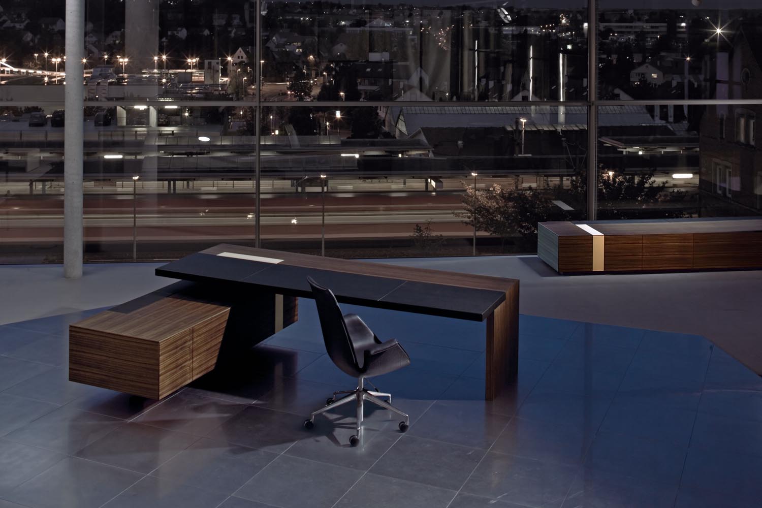 Walter Knoll CEOO Desk Walter Knoll CEOO Desk