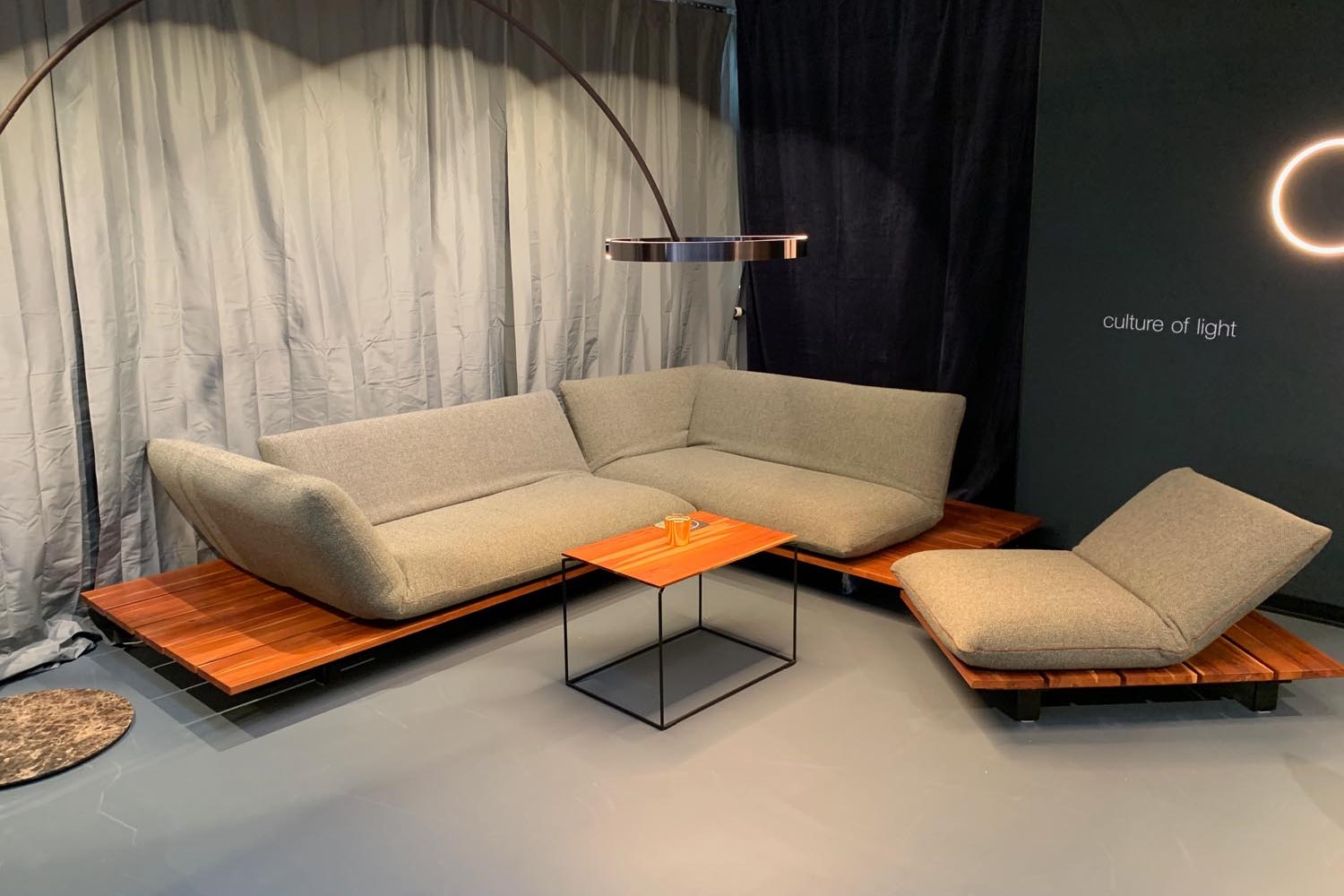 Bullfrog AKITO funktionales Sofa / Klapphocker & NICO Beistelltisch Ausstellungsstück