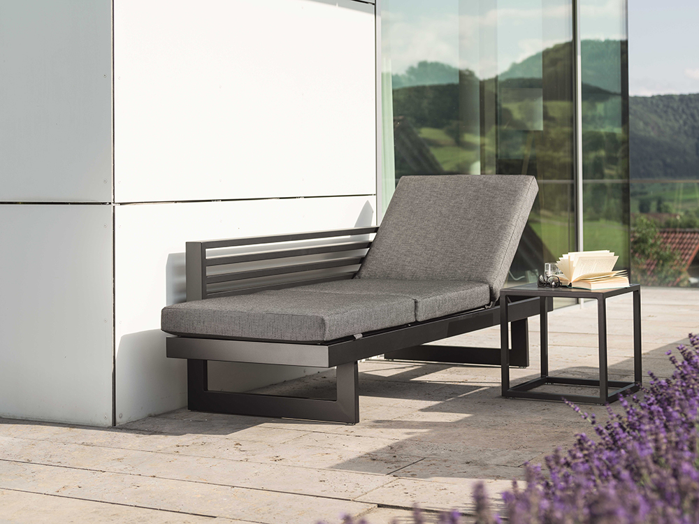 STERN Lounge/Liege NEW HOLLY Alum. schwarz matt/Textilen Leinen grau/Kissen 100% Polyacryl seidenschwarz STERN Lounge/Liege NEW HOLLY Alum. schwarz matt/Textilen Leinen grau/Kissen 100% Polyacryl seidenschwarz