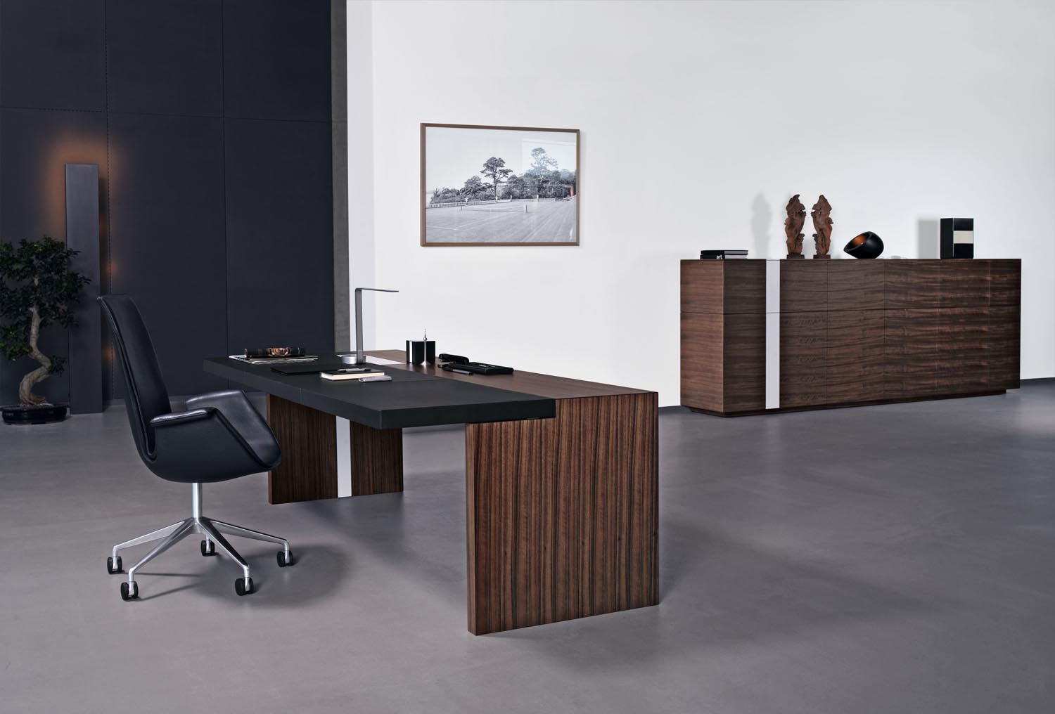 Walter Knoll CEOO Desk