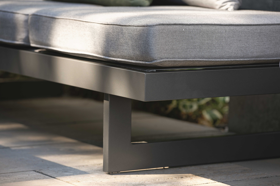 STERN Lounge/Liege NEW HOLLY Aluminium anthrazit Textilen silber/Kissen 100% Polyacryl seidengrau STERN Lounge/Liege NEW HOLLY Aluminium anthrazit Textilen silber/Kissen 100% Polyacryl seidengrau